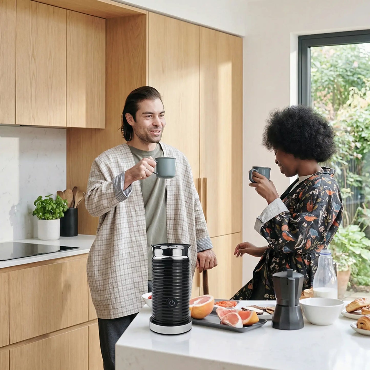 couple boit cafe fait par mousseur lait