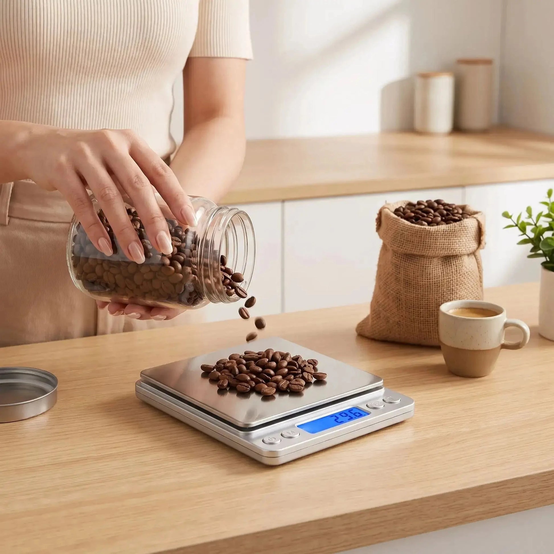 femme utilise balance de cuisine ionscale