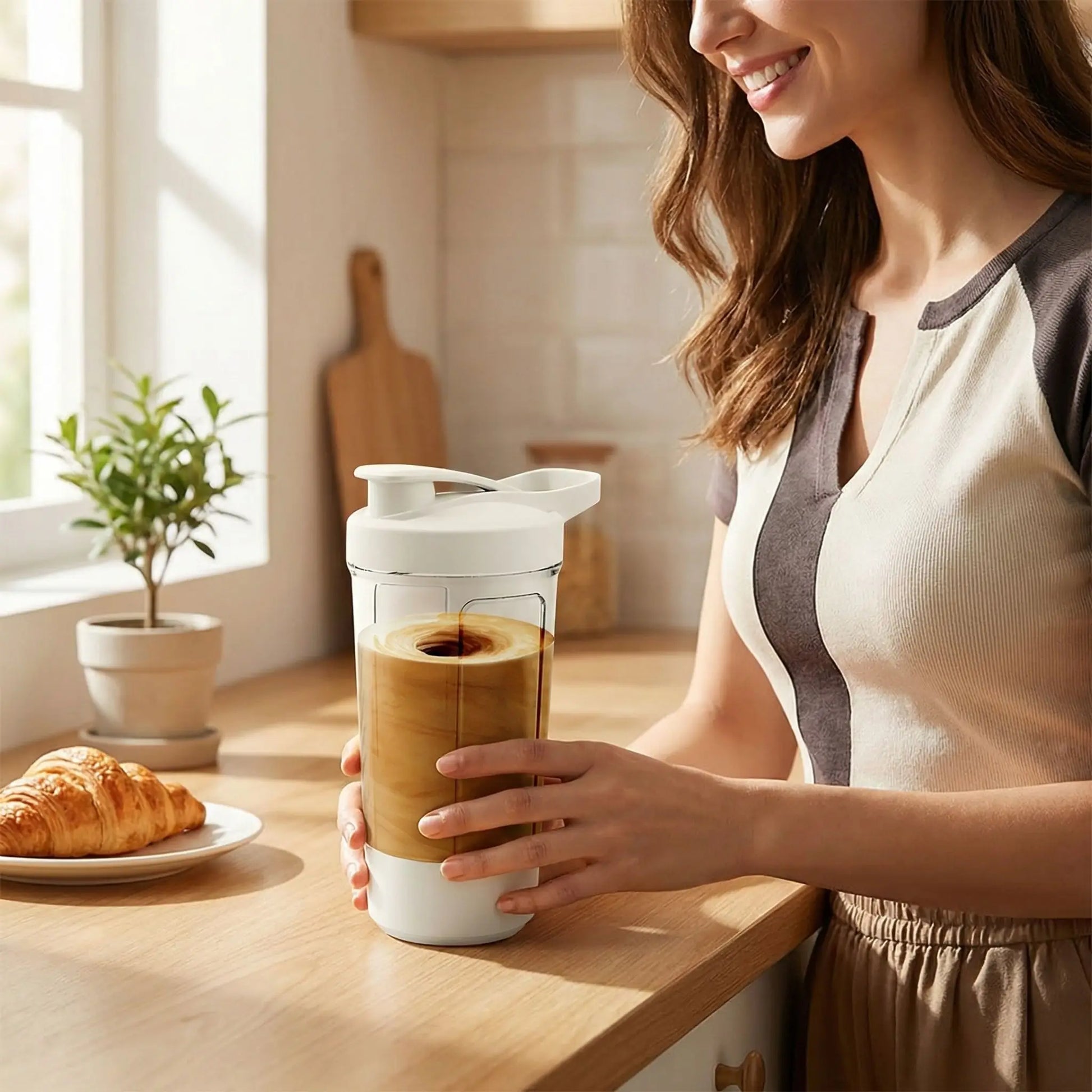 femme utilise mixeur portable fitblend