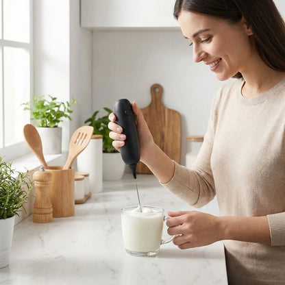 femme utilise mousseur de lait CrèmaLux pour laté
