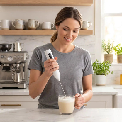 femme utilise mousseur de lait doucemousse