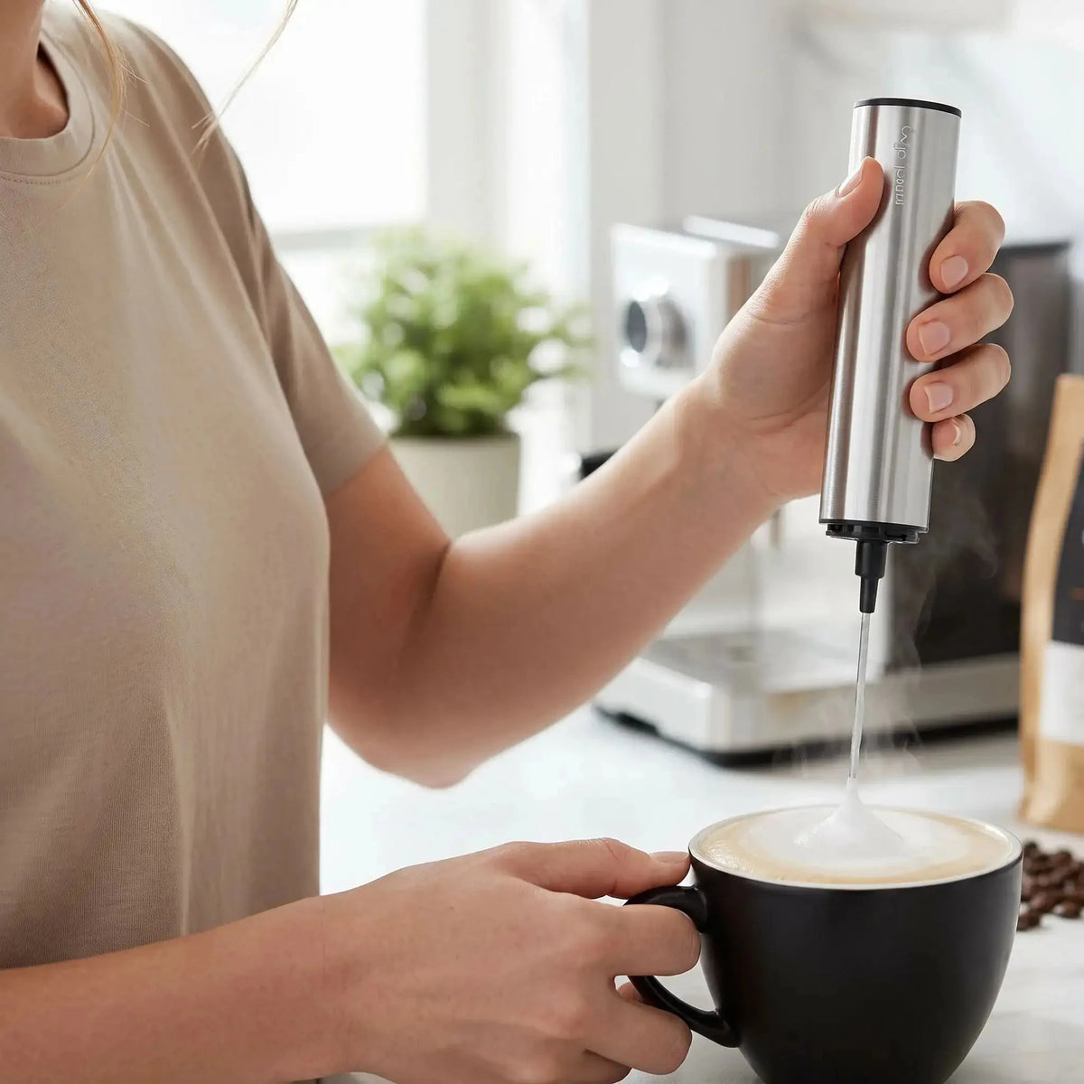 femme utilise mousseur de lait moussinet dans cuisine