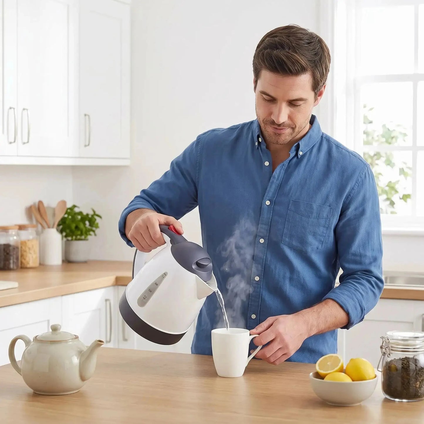 homme utilise mini bouilloire vaporise