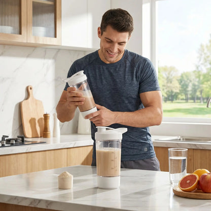 homme utilise mixeur portable fitblend