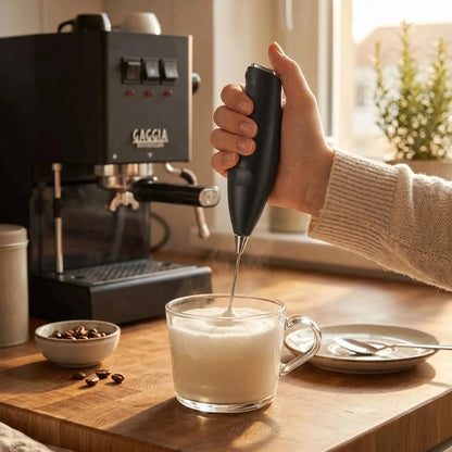 main femme utilise mousseur a lait electrique frothx