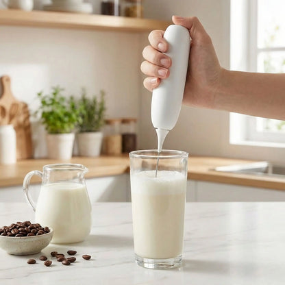 mousseur de lait CrèmaLux en utilisation