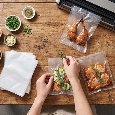nourriture dans le sac sous vide alimentaire vacpocket
